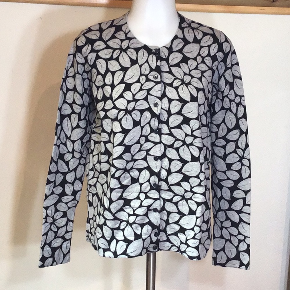 Chic long sleeve cardigan.